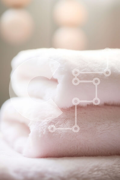 Intra Συλλεκτικό Ξύλινο Παζλ Plywood  4mm - Λευκές πετσέτες διπλωμένες σε ένα μαλακό κρεβάτι Σε Ξύλινο Κουτί - Διαστάσεις Puzzle: 10x10 cm – 25 κομμάτια