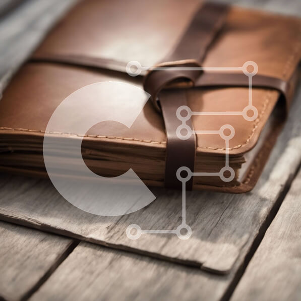 Intra Συλλεκτικό Ξύλινο Παζλ Plywood  4mm - Καφέ δερμάτινο σημειωματάριο σε ξύλινη επιφάνεια Σε Ξύλινο Κουτί - Διαστάσεις Puzzle: 10x10 cm – 25 κομμάτια