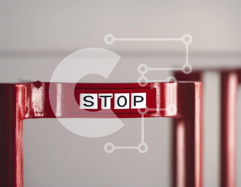 Intra Συλλεκτικό Ξύλινο Παζλ Plywood  4mm - Κόκκινη καρέκλα με το σήμα στοπ Σε Ξύλινο Κουτί - Διαστάσεις Puzzle: 10x10 cm – 25 κομμάτια