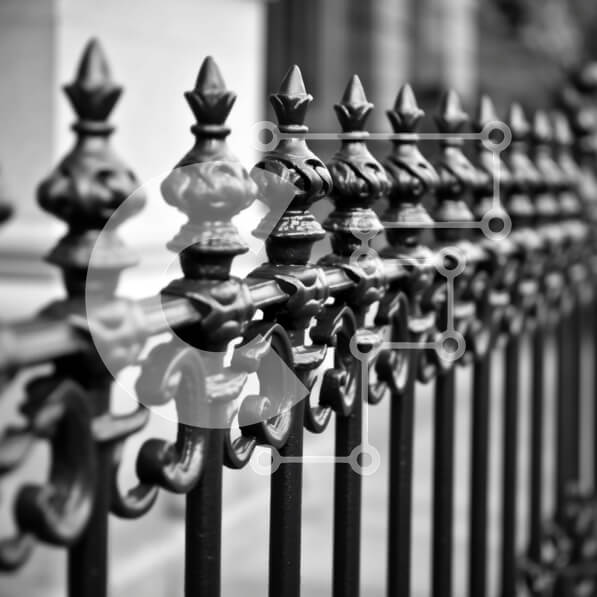 Intra Συλλεκτικό Ξύλινο Παζλ Plywood  4mm - Περίπλοκο σχέδιο φράχτη από σφυρήλατο σίδερο σε μαύρο και άσπρο Σε Ξύλινο Κουτί - Διαστάσεις Puzzle: 10x10 cm – 25 κομμάτια