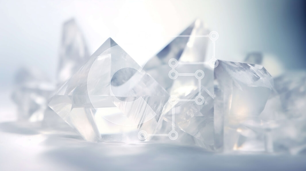 Intra Συλλεκτικό Ξύλινο Παζλ Plywood  4mm - Crystal Clear: Μια εκπληκτική ομάδα κρυστάλλων σε λευκή επιφάνεια Σε Ξύλινο Κουτί - Διαστάσεις: 10x10 cm – 25 κομμάτια