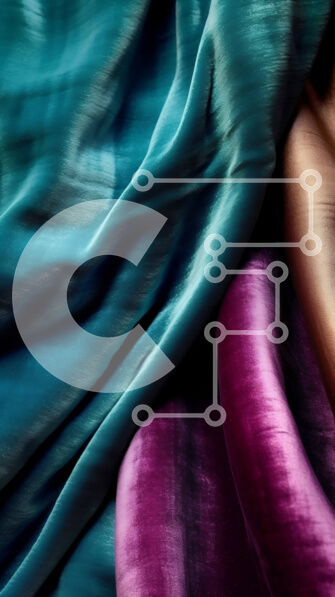 Intra Συλλεκτικό Ξύλινο Παζλ Plywood  4mm - Κοντινή όψη ενός πολυτελούς μεταξωτού κασκόλ σε αποχρώσεις του μωβ, του μπλε και του χρυσού Σε Ξύλινο Κουτί - Διαστάσεις Puzzle: 10x10 cm – 25 κομμάτια