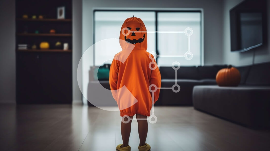 Intra Συλλεκτικό Ξύλινο Παζλ Plywood  4mm - Παιδί με κοστούμι κολοκύθας στο σαλόνι Σε Ξύλινο Κουτί - Διαστάσεις Puzzle: 10x10 cm – 25 κομμάτια