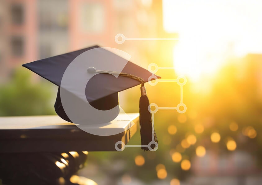 Intra Συλλεκτικό Ξύλινο Παζλ Plywood  4mm - Καπάκι αποφοίτησης στο ηλιοβασίλεμα με κτίρια στο παρασκήνιο Σε Ξύλινο Κουτί - Διαστάσεις Puzzle: 10x10 cm – 25 κομμάτια