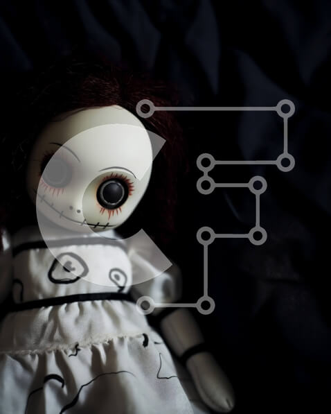 Intra Συλλεκτικό Ξύλινο Παζλ Plywood  4mm - Λευκή κούκλα με κόκκινα μάτια και μαύρα μαλλιά ξαπλωμένη σε ένα κρεβάτι Σε Ξύλινο Κουτί - Διαστάσεις Puzzle: 10x10 cm – 25 κομμάτια