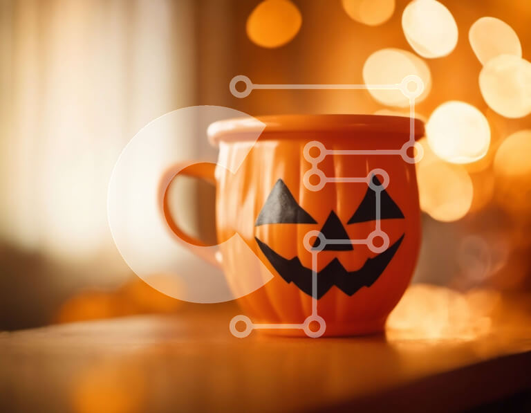 Intra Συλλεκτικό Ξύλινο Παζλ Plywood  4mm - Πορτοκαλί κούπα καφέ προσώπου κολοκύθας σε ένα εορταστικό τραπέζι Σε Ξύλινο Κουτί - Διαστάσεις Puzzle: 10x10 cm – 25 κομμάτια