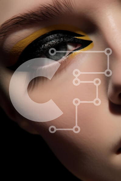 Intra Συλλεκτικό Ξύλινο Παζλ Plywood  4mm - Κομψή γυναίκα με έντονο κίτρινο eyeliner και μαύρο φόρεμα Σε Ξύλινο Κουτί - Διαστάσεις Puzzle: 10x10 cm – 25 κομμάτια