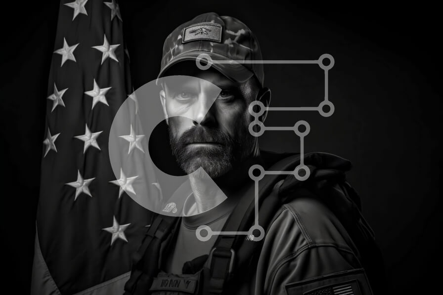 Intra Συλλεκτικό Ξύλινο Παζλ Plywood  4mm - Στρατιωτικός άνδρας με στολή στέκεται περήφανος μπροστά από την αμερικανική σημαία Σε Ξύλινο Κουτί - Διαστάσεις Puzzle: 10x10 cm – 25 κομμάτια