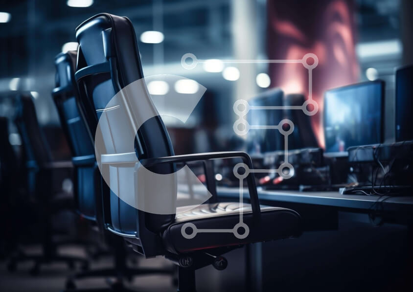 Intra Συλλεκτικό Ξύλινο Παζλ Plywood  4mm - Χώρος γραφείου με μαύρες καρέκλες υπολογιστή και πολλαπλές οθόνες Σε Ξύλινο Κουτί - Διαστάσεις Puzzle: 10x10 cm – 25 κομμάτια