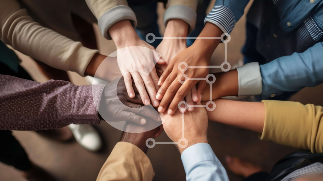 Intra Συλλεκτικό Ξύλινο Παζλ Plywood  4mm - Διαφορετική ομάδα ανθρώπων που κρατούν τα χέρια σε συνεργασία Σε Ξύλινο Κουτί - Διαστάσεις Puzzle: 10x10 cm – 25 κομμάτια