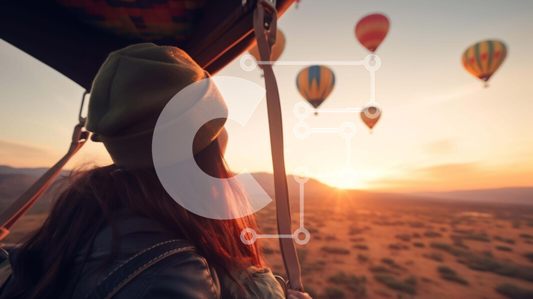 Intra Συλλεκτικό Ξύλινο Παζλ Plywood  4mm - Γυναίκα που απολαμβάνει το ηλιοβασίλεμα σε αερόστατο που περιβάλλεται από πολύχρωμα μπαλόνια Σε Ξύλινο Κουτί - Διαστάσεις Puzzle: 10x10 cm – 25 κομμάτια