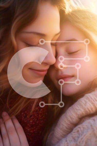 Intra Συλλεκτικό Ξύλινο Παζλ Plywood  4mm - Μητέρα και κόρη αγκαλιάζονται στο φως του ήλιου Σε Ξύλινο Κουτί - Διαστάσεις Puzzle: 10x10 cm – 25 κομμάτια