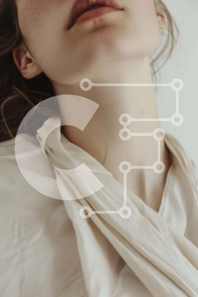 Intra Συλλεκτικό Ξύλινο Παζλ Plywood  4mm - Νεαρή γυναίκα με μακριά μαλλιά που κοιτάζει ψηλά στην κάμερα Σε Ξύλινο Κουτί - Διαστάσεις Puzzle: 10x10 cm – 25 κομμάτια