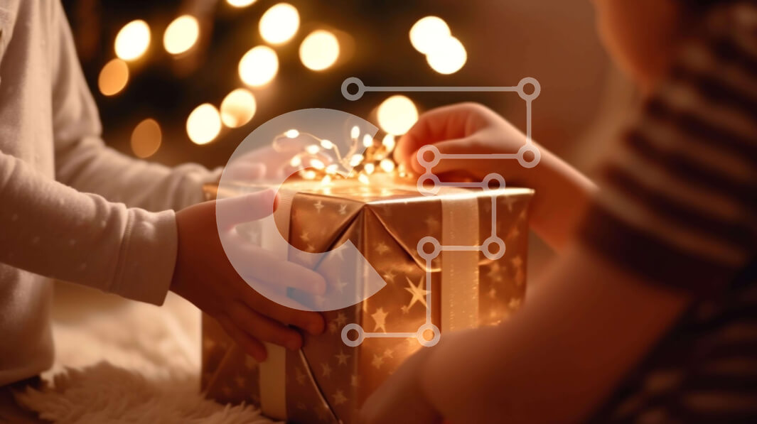 Intra Συλλεκτικό Ξύλινο Παζλ Plywood  4mm - Δύο παιδιά που κρατούν ένα χρυσό κουτί δώρου με χριστουγεννιάτικα στολίδια Σε Ξύλινο Κουτί - Διαστάσεις: 10x10 cm – 25 κομμάτια