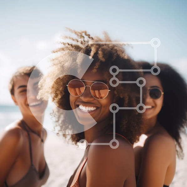 Intra Συλλεκτικό Ξύλινο Παζλ Plywood  4mm - Τρεις γυναίκες που χαμογελούν στην παραλία στα γυαλιά ηλίου Στοκ Φωτογραφία Σε Ξύλινο Κουτί - Διαστάσεις Puzzle: 10x10 cm – 25 κομμάτια