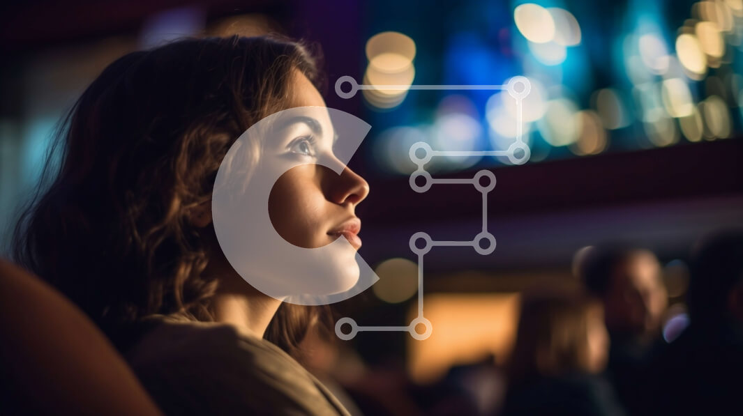 Intra Συλλεκτικό Ξύλινο Παζλ Plywood  4mm - Νεαρή γυναίκα με μακριά σκούρα μαλλιά σε κινηματογράφο που φαίνεται στοχαστική Σε Ξύλινο Κουτί - Διαστάσεις Puzzle: 10x10 cm – 25 κομμάτια