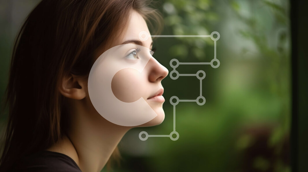 Intra Συλλεκτικό Ξύλινο Παζλ Plywood  4mm - Κομψή νεαρή γυναίκα που συλλογίζεται στο παράθυρο Σε Ξύλινο Κουτί - Διαστάσεις Puzzle: 10x10 cm – 25 κομμάτια