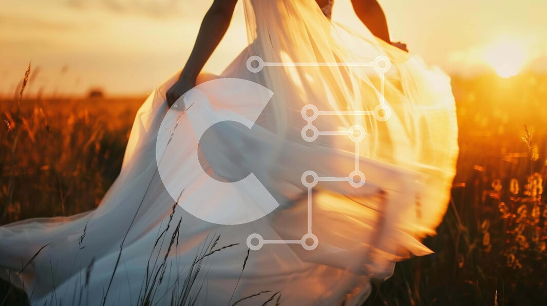 Intra Συλλεκτικό Ξύλινο Παζλ Plywood  4mm - Κομψή γυναίκα με λευκό φόρεμα που περπατά σε ένα χορτάρι στο ηλιοβασίλεμα Σε Ξύλινο Κουτί - Διαστάσεις Puzzle: 10x10 cm – 25 κομμάτια