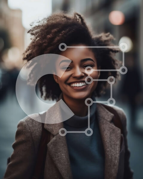 Intra Συλλεκτικό Ξύλινο Παζλ Plywood  4mm - Ευτυχισμένη γυναίκα που περπατά την ηλιόλουστη μέρα στην πόλη Σε Ξύλινο Κουτί - Διαστάσεις Puzzle: 10x10 cm – 25 κομμάτια