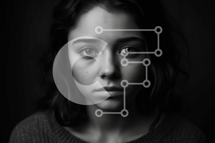 Intra Συλλεκτικό Ξύλινο Παζλ Plywood  4mm - Σοβαρό νεαρό κορίτσι που απεικονίζεται με γκρι πουλόβερ Σε Ξύλινο Κουτί - Διαστάσεις Puzzle: 10x10 cm – 25 κομμάτια