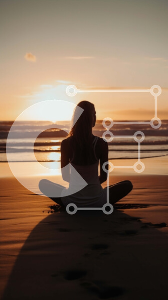 Intra Συλλεκτικό Ξύλινο Παζλ Plywood  4mm - Εκπληκτική εικόνα μιας γυναίκας που διαλογίζεται σε μια παραλία στο ηλιοβασίλεμα Σε Ξύλινο Κουτί - Διαστάσεις Puzzle: 10x10 cm – 25 κομμάτια