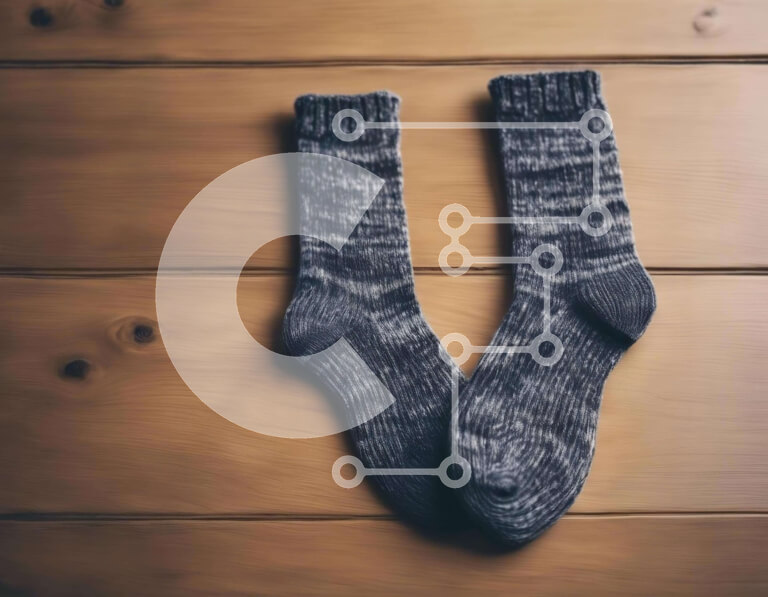 Intra Συλλεκτικό Ξύλινο Παζλ Plywood  4mm - Ζευγάρι γκρι πλεκτές κάλτσες σε ξύλινο τραπέζι Σε Ξύλινο Κουτί - Διαστάσεις: 10x10 cm – 25 κομμάτια