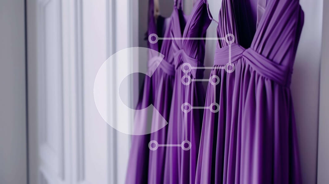 Intra Συλλεκτικό Ξύλινο Παζλ Plywood  4mm - Τρία μωβ φορέματα παράνυμφων που κρέμονται σε μια λευκή πόρτα Σε Ξύλινο Κουτί - Διαστάσεις Puzzle: 10x10 cm – 25 κομμάτια