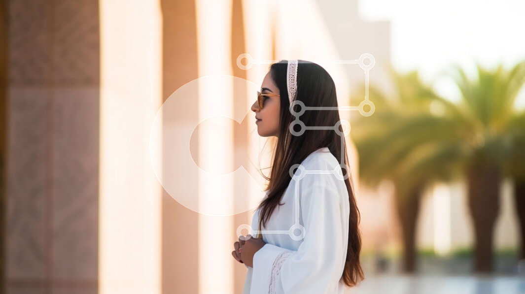 Intra Συλλεκτικό Ξύλινο Παζλ Plywood  4mm - Εικόνα μιας γυναίκας με λευκό φόρεμα που στέκεται μπροστά από ένα κτήριο με φοίνικες Σε Ξύλινο Κουτί - Διαστάσεις Puzzle: 10x10 cm – 25 κομμάτια