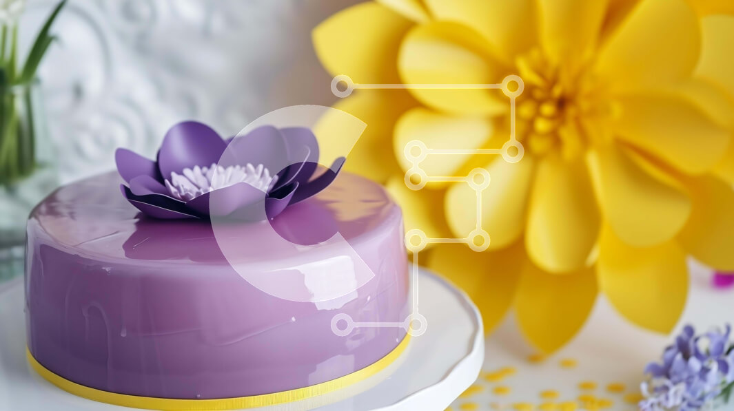 Σετ των 2 Intra Συλλεκτικό Ξύλινο Παζλ Plywood  4mm - Μωβ κέικ σε κομψά διακοσμημένο λευκό πιάτο με κίτρινο λουλούδι Σε Ξύλινο Κουτί - Διαστάσεις: 10x10 cm – 25 κομμάτια