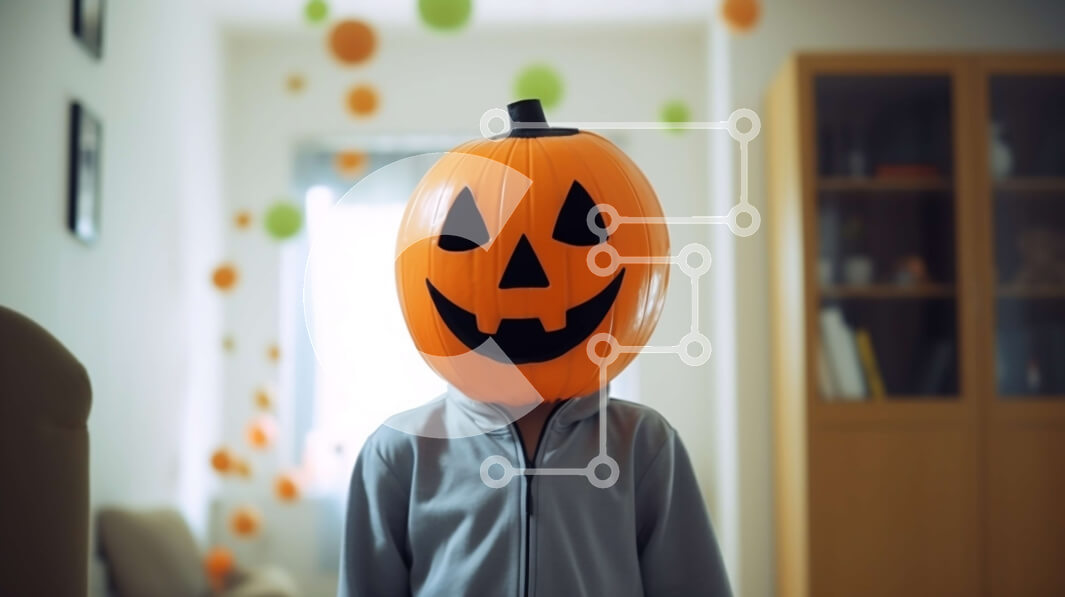 Intra Συλλεκτικό Ξύλινο Παζλ Plywood  4mm - Παιδί με κοστούμι κολοκύθας στο σαλόνι Σε Ξύλινο Κουτί - Διαστάσεις Puzzle: 10x10 cm – 25 κομμάτια