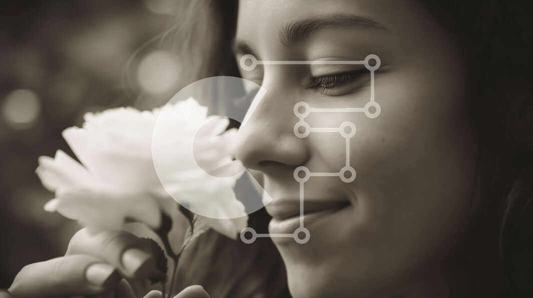 Intra Συλλεκτικό Ξύλινο Παζλ Plywood  4mm - Ασπρόμαυρη εικόνα γυναίκας που μυρίζει λουλούδι με γυαλιά ηλίου Σε Ξύλινο Κουτί - Διαστάσεις Puzzle: 10x10 cm – 25 κομμάτια