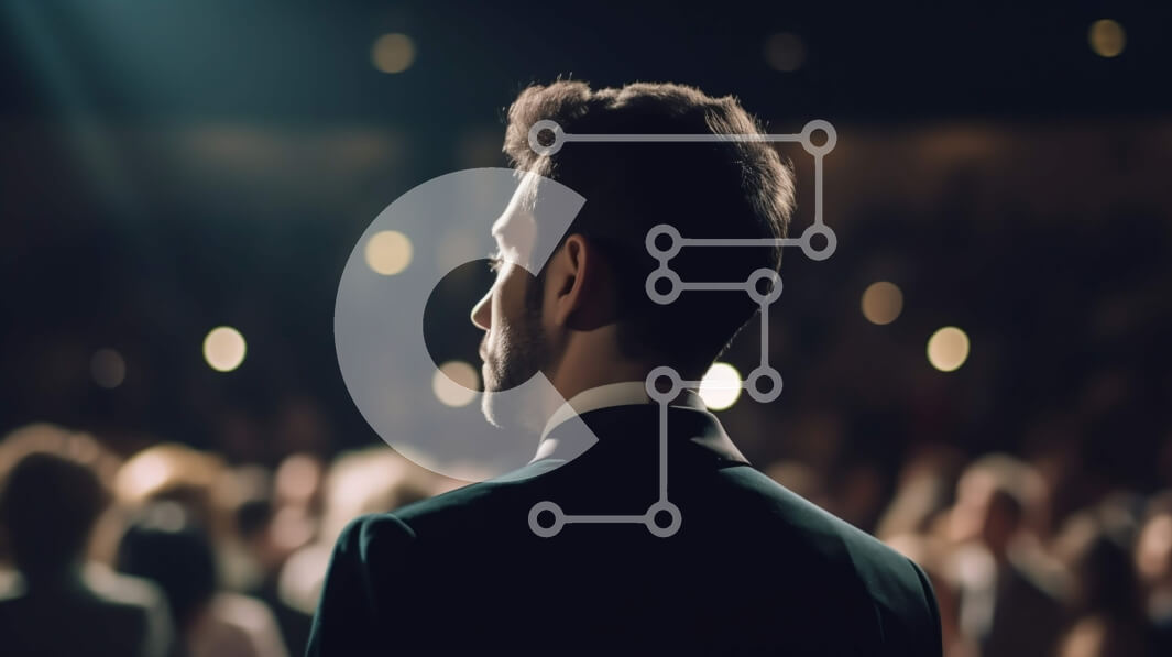 Intra Συλλεκτικό Ξύλινο Παζλ Plywood  4mm - Σοβαρός άνδρας με σμόκιν στη σκηνή που μιλά σε μεγάλο κοινό Σε Ξύλινο Κουτί - Διαστάσεις Puzzle: 10x10 cm – 25 κομμάτια