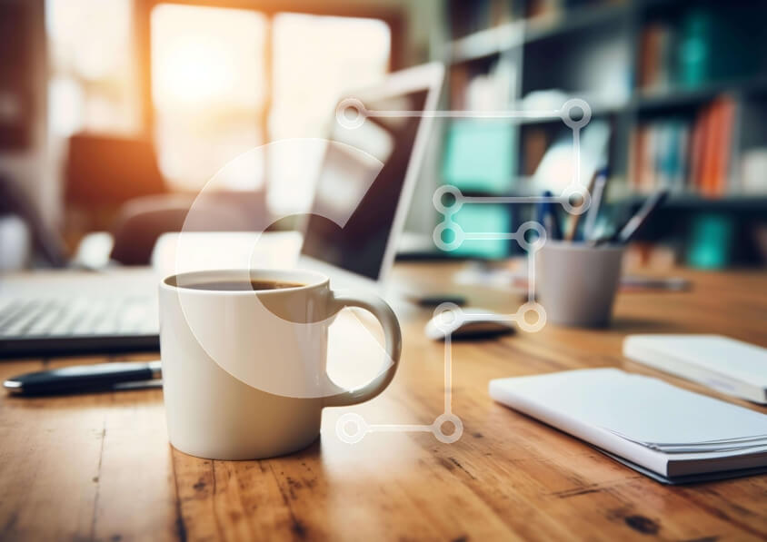 Intra Συλλεκτικό Ξύλινο Παζλ Plywood  4mm - Κούπα καφέ σε ξύλινο γραφείο με φορητό υπολογιστή και βιβλία Σε Ξύλινο Κουτί - Διαστάσεις Puzzle: 10x10 cm – 25 κομμάτια