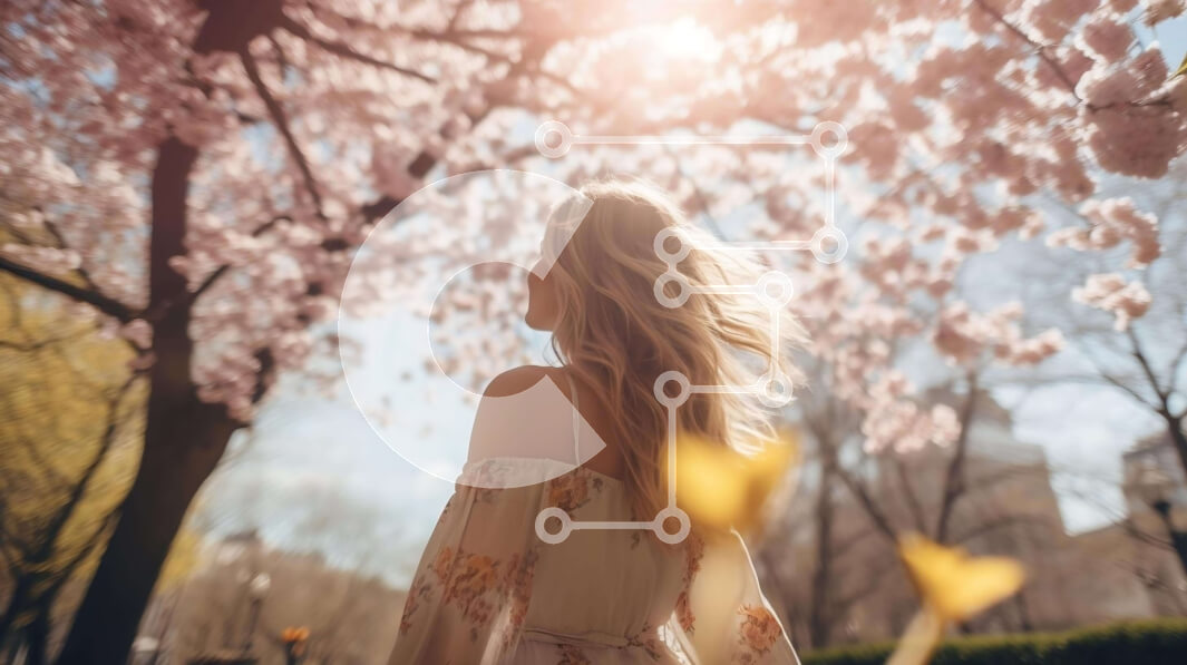 Intra Συλλεκτικό Ξύλινο Παζλ Plywood  4mm - Κομψή γυναίκα στο Spring Park με τα ανθισμένα δέντρα κερασιών Σε Ξύλινο Κουτί - Διαστάσεις: 10x10 cm – 25 κομμάτια