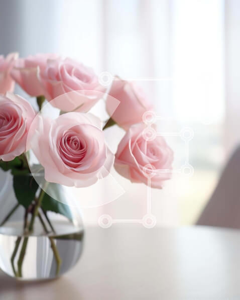 Intra Συλλεκτικό Ξύλινο Παζλ Plywood  4mm - Διαυγές βάζο με ροζ τριαντάφυλλα σε ξύλινο τραπέζι Σε Ξύλινο Κουτί - Διαστάσεις Puzzle: 10x10 cm – 25 κομμάτια