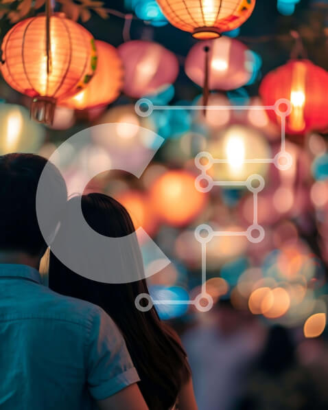 Intra Συλλεκτικό Ξύλινο Παζλ Plywood  4mm - Ρομαντικό ζευγάρι αγκαλιάζεται κάτω από πολύχρωμα φανάρια Σε Ξύλινο Κουτί - Διαστάσεις Puzzle: 10x10 cm – 25 κομμάτια