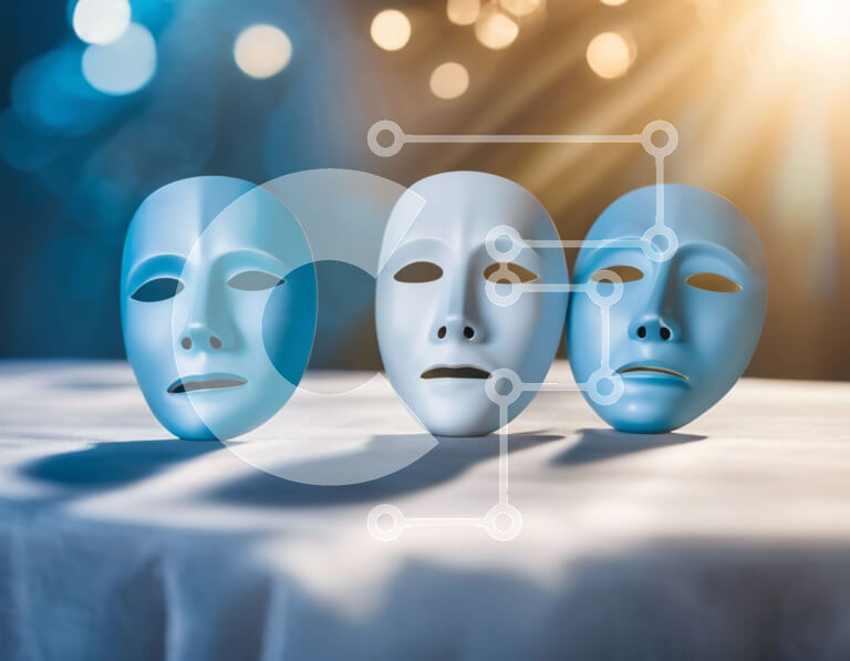 Intra Συλλεκτικό Ξύλινο Παζλ Plywood  4mm - Μπλε και λευκές θεατρικές μάσκες στο τραπέζι με φωτισμένο φόντο Σε Ξύλινο Κουτί - Διαστάσεις Puzzle: 10x10 cm – 25 κομμάτια