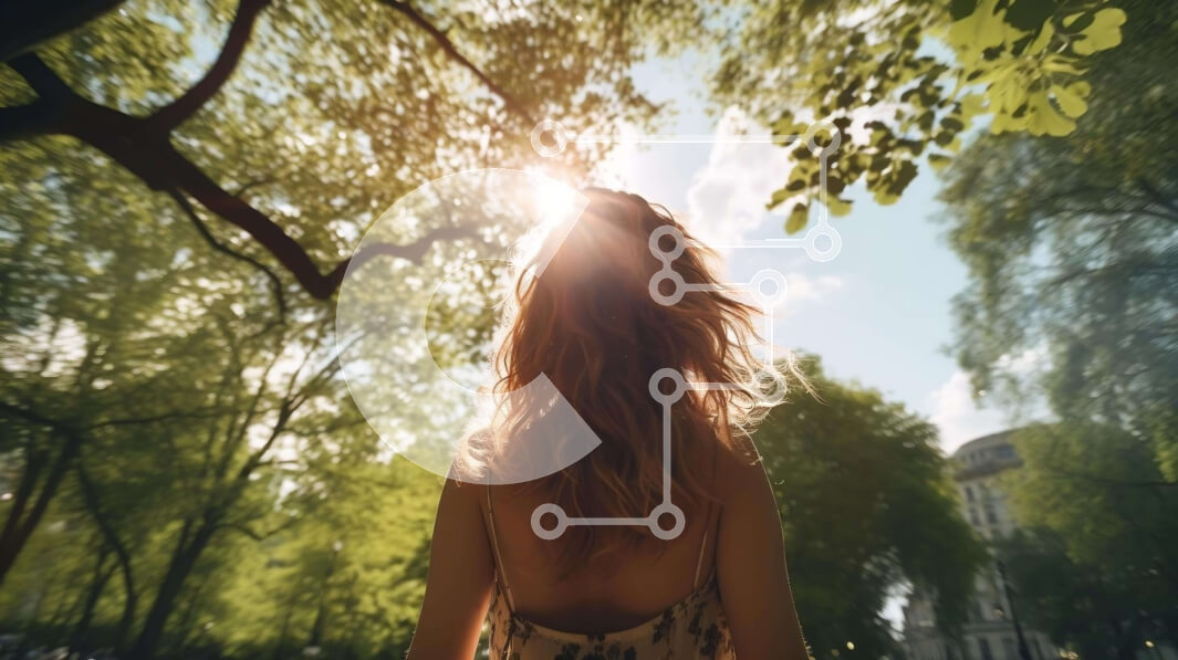 Intra Συλλεκτικό Ξύλινο Παζλ Plywood  4mm - Γυναίκα που περπατά στο πάρκο με οπίσθιο φωτισμό του ήλιου Σε Ξύλινο Κουτί - Διαστάσεις Puzzle: 10x10 cm – 25 κομμάτια