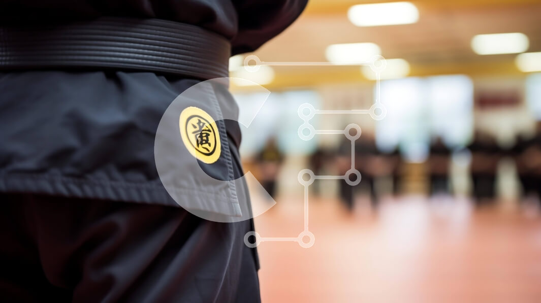 Intra Συλλεκτικό Ξύλινο Παζλ Plywood  4mm - Ασκούμενος καράτε με μαύρη στολή με κίτρινη πόρπη ζώνης Σε Ξύλινο Κουτί - Διαστάσεις Puzzle: 10x10 cm – 25 κομμάτια