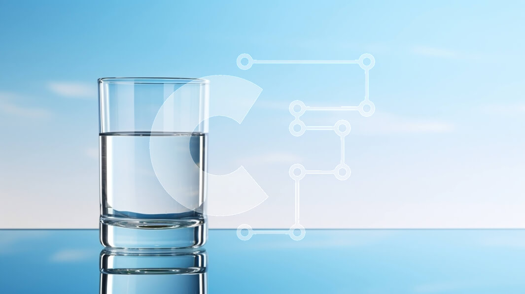 Intra Συλλεκτικό Ξύλινο Παζλ Plywood  4mm - Καθαρό ποτήρι νερό στο τραπέζι με φόντο μπλε του ουρανού Σε Ξύλινο Κουτί - Διαστάσεις: 10x10 cm – 25 κομμάτια