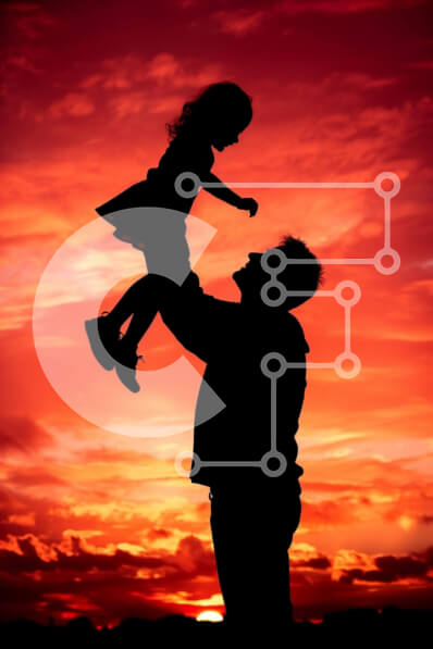 Intra Συλλεκτικό Ξύλινο Παζλ Plywood  4mm - Σιλουέτα του πατέρα που κρατά την κόρη στο ηλιοβασίλεμα Σε Ξύλινο Κουτί - Διαστάσεις Puzzle: 10x10 cm – 25 κομμάτια