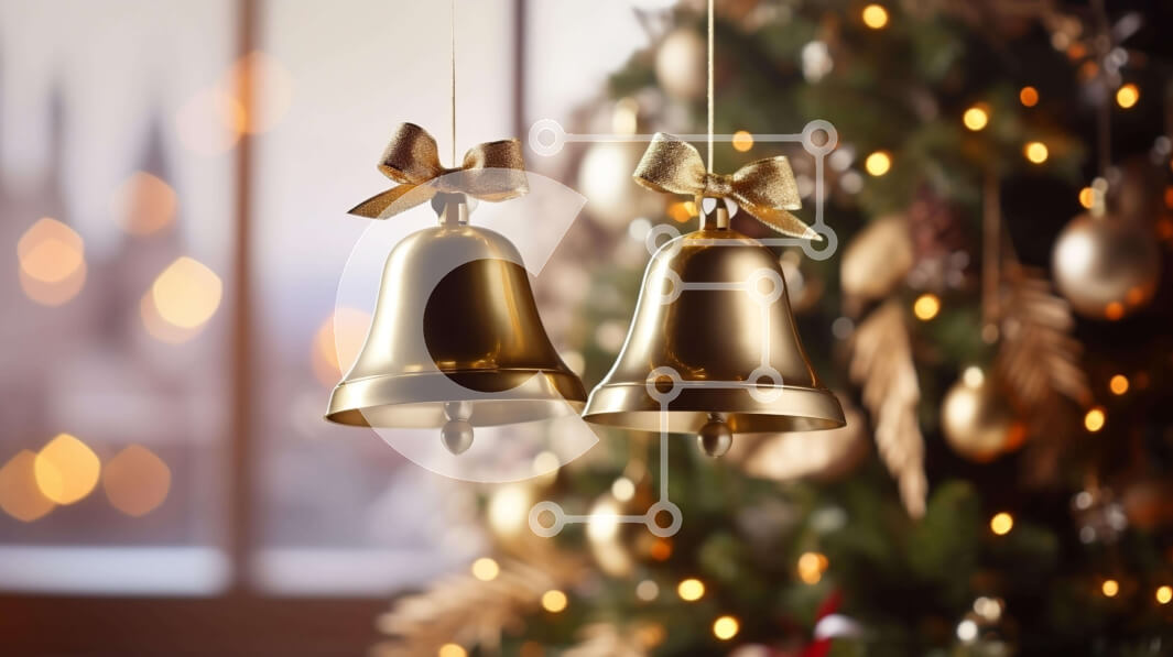 Intra Συλλεκτικό Ξύλινο Παζλ Plywood  4mm - Χρυσές χριστουγεννιάτικες καμπάνες που κρέμονται μπροστά από το στολισμένο δέντρο Σε Ξύλινο Κουτί - Διαστάσεις: 10x10 cm – 25 κομμάτια