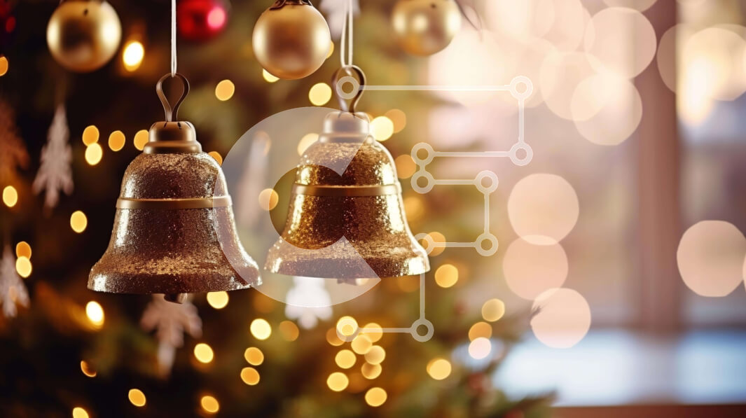 Intra Συλλεκτικό Ξύλινο Παζλ Plywood  4mm - Χρυσές καμπάνες που κρέμονται από το διακοσμημένο χριστουγεννιάτικο δέντρο Σε Ξύλινο Κουτί - Διαστάσεις: 10x10 cm – 25 κομμάτια