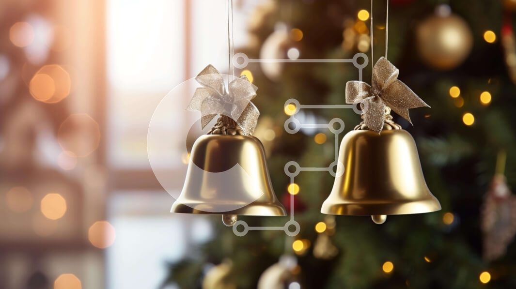 Intra Συλλεκτικό Ξύλινο Παζλ Plywood  4mm - Χρυσές καμπάνες που κρέμονται μπροστά από το χριστουγεννιάτικο δέντρο Σε Ξύλινο Κουτί - Διαστάσεις: 10x10 cm – 25 κομμάτια