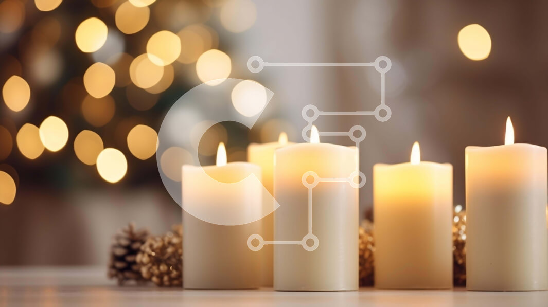 Intra Συλλεκτικό Ξύλινο Παζλ Plywood  4mm - Λευκά κεριά μπροστά από ένα χριστουγεννιάτικο δέντρο Σε Ξύλινο Κουτί - Διαστάσεις: 10x10 cm – 25 κομμάτια