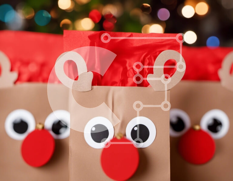 Intra Συλλεκτικό Ξύλινο Παζλ Plywood  4mm - Χριστουγεννιάτικες χάρτινες τσάντες με σχέδιο τάρανδος Σε Ξύλινο Κουτί - Διαστάσεις: 10x10 cm – 25 κομμάτια