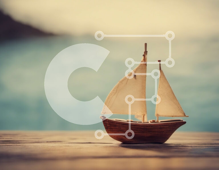 Intra Συλλεκτικό Ξύλινο Παζλ Plywood  4mm - Ξύλινο ιστιοφόρο σε μια αποβάθρα με βουνά στο φόντο Σε Ξύλινο Κουτί - Διαστάσεις Puzzle: 10x10 cm – 25 κομμάτια