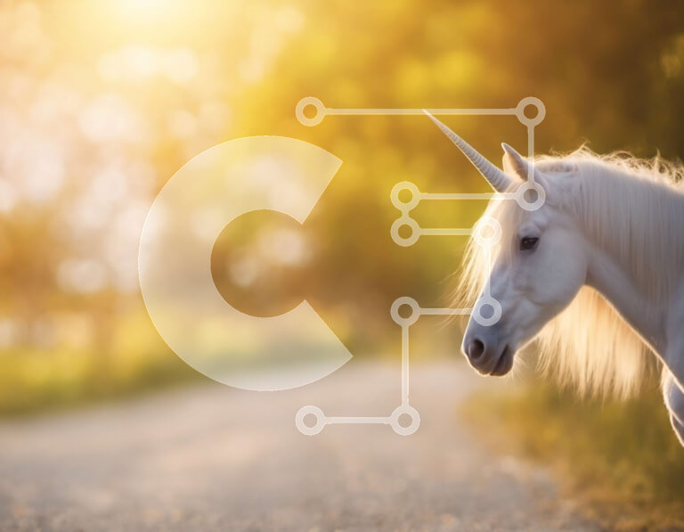 Intra Συλλεκτικό Ξύλινο Παζλ Plywood  4mm - Λευκός μονόκερος που στέκεται σε έναν χωματόδρομο σε μια αγροτική περιοχή Σε Ξύλινο Κουτί - Διαστάσεις: 10x10 cm – 25 κομμάτια