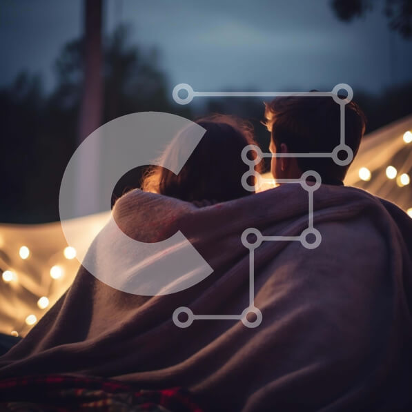 Intra Συλλεκτικό Ξύλινο Παζλ Plywood  4mm - Ζευγάρι που απολαμβάνει μια βραδιά κάτω από τα φώτα χορδών Σε Ξύλινο Κουτί - Διαστάσεις Puzzle: 10x10 cm – 25 κομμάτια