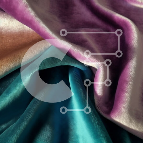 Intra Συλλεκτικό Ξύλινο Παζλ Plywood  4mm - Κοντινό πλάνο πολυτελούς βελούδινης κουρτίνας με μοτίβο Paisley σε αποχρώσεις του μωβ και του μπλε Σε Ξύλινο Κουτί - Διαστάσεις Puzzle: 10x10 cm – 25 κομμάτια